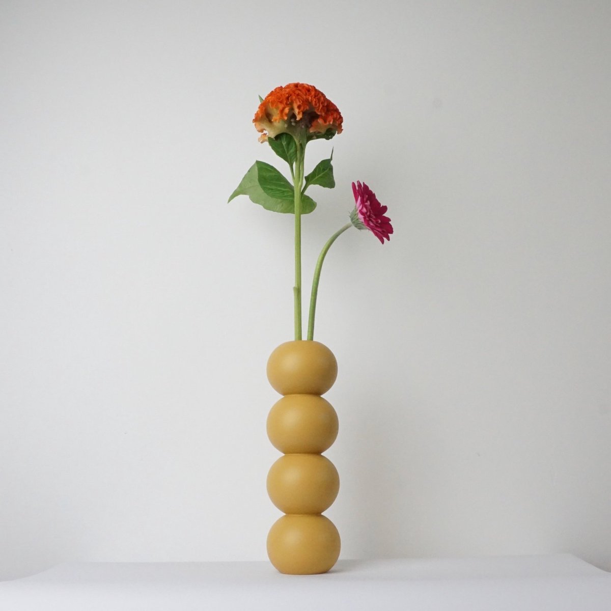 LEMON LILY Houten Vaas 'Stack' – Geel – Ø 8,5 × 26 cm – Inclusief Glazen Buisje – Handgemaakt Design vaas