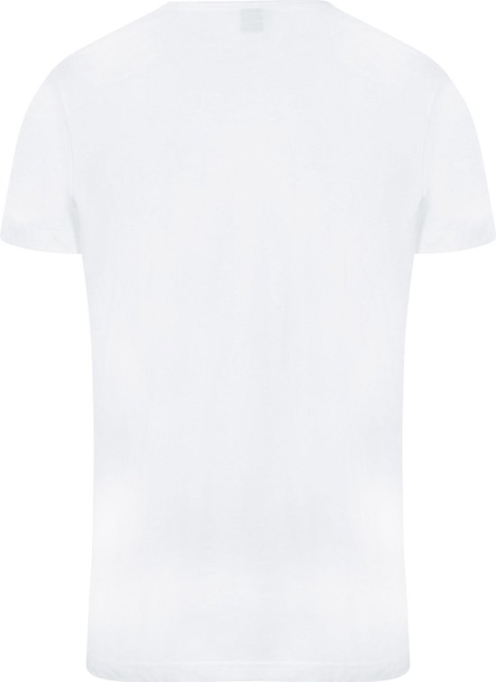 Achterkant van een effen wit t-shirt met korte mouwen.