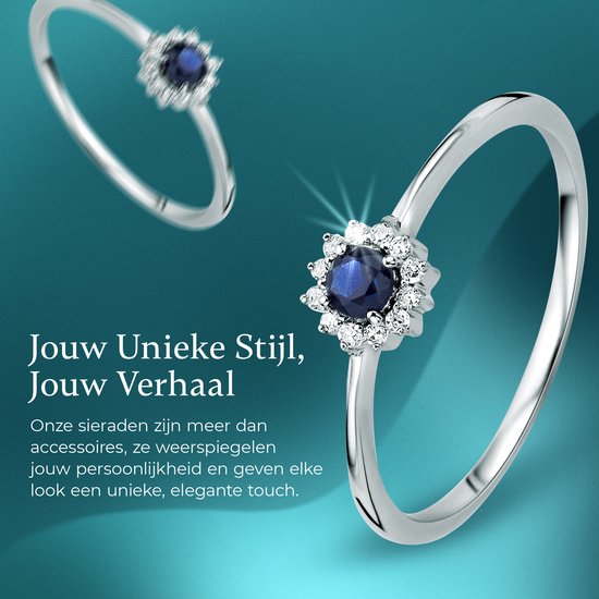 Bague couleur argent avec un saphir bleu foncé au centre, entouré de pierres blanches, présentée avec une deuxième bague. Texte : "Votre Style Unique, Votre Histoire".