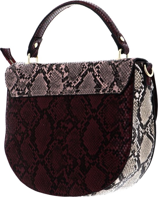 Sac à main en cuir de serpent bordeaux et rose avec un fond incurvé et une courte anse.