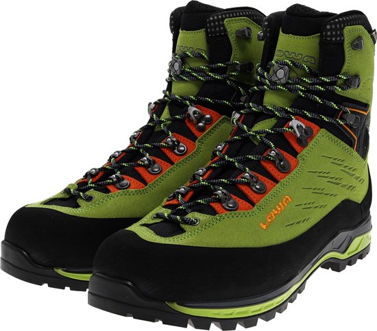 Paar groene bergschoenen met oranje details, zwarte zool en veters.