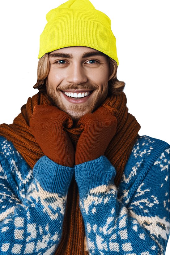 Model met gele muts, bruine sjaal, gebreide trui met blauwe en witte patronen en bruine handschoenen.