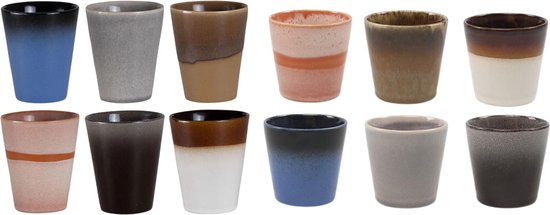 Veertien mokken in verschillende kleuren en patronen, waaronder blauw, grijs, bruin en roze, met gradiënten.