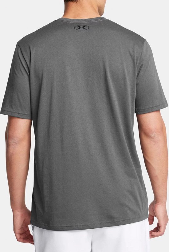 Man in grijs Under Armour sportshirt, achterkant, met logo op de nek.
