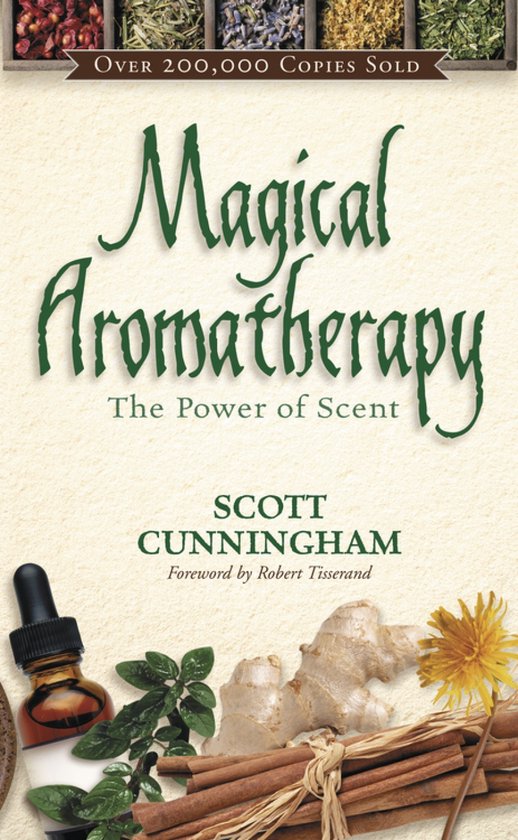 Boek 'Magical Aromatherapy The Power of Scent' van Scott Cunningham, met kruiden, kaneelstokjes en etherische olie.