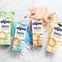 Vier Alpro Barista dranken: Soya, Kokos, Amandel en Glutenvrije Haver. Met koffies met latte art.