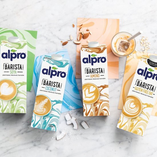 Vier Alpro Barista dranken: Soya, Kokos, Amandel en Glutenvrije Haver. Met koffies met latte art.
