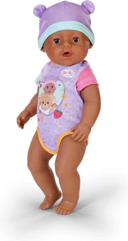 Staande babypop met paarse muts en paars-geel-roze romper met teddybeerhart.