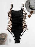 Maillot de bain noir avec imprimé léopard sur les côtés et devant froncé.