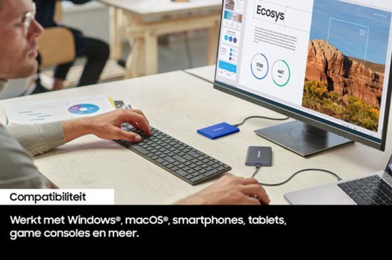 Blauwe en grijze Samsung Portable SSD's aangesloten op een laptop en computer.