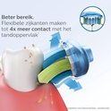 Illustratie van de flexibele zijkanten van een Philips Sonicare C3 opzetborstel die tanden reinigen.