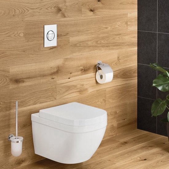 WC suspendu avec porte-brosse WC chromé dans une salle de bain avec mur en bois.