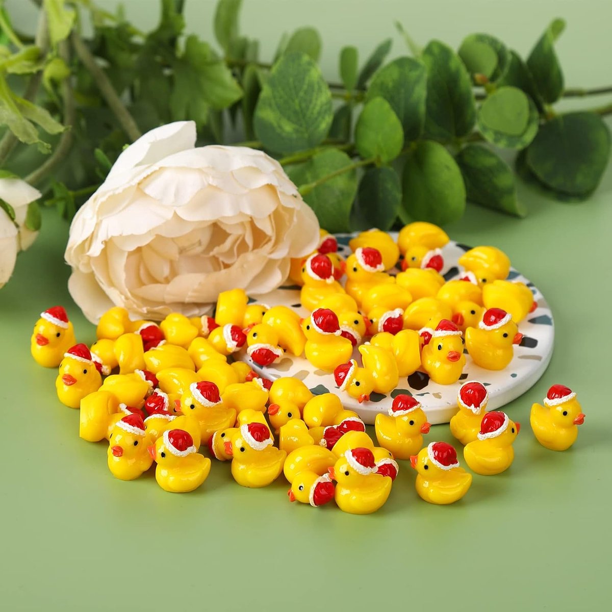 Lot de 80 mini canards miniatures de Noël en résine avec chapeau de Noël, accessoires pour loisirs créatifs, maison, jeu de farce, maison de poupée, école, fête, décoration de Noël (jaune