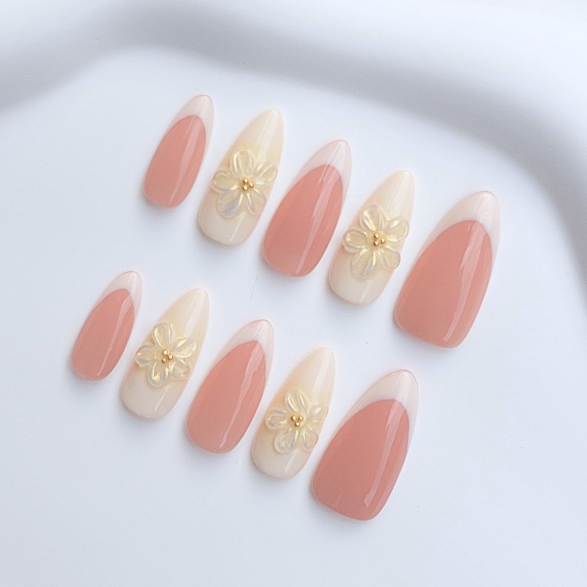 Goedkoopste Handgemaakt Press-on Nails - Romige Witte French Tip met 3D Volger Middellange Almond Nagels - Blooming Elegance - Maat S