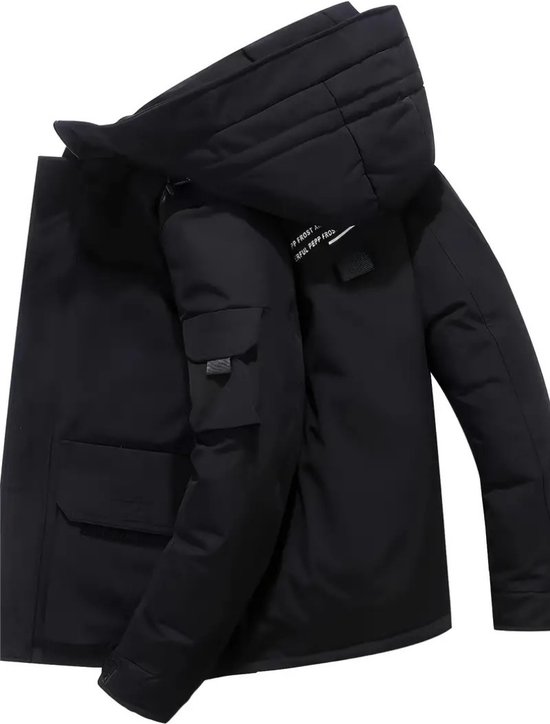 Zwarte winterjas met capuchon, open rits, zakken en tekst op de achterkant.