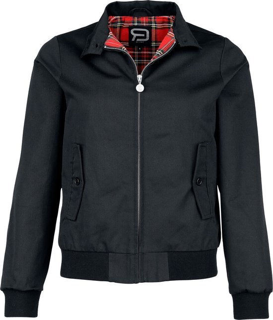 Zwart Harrington-jack met staande kraag en rode ruiten voering. De jas heeft twee klepzakken met knopen.