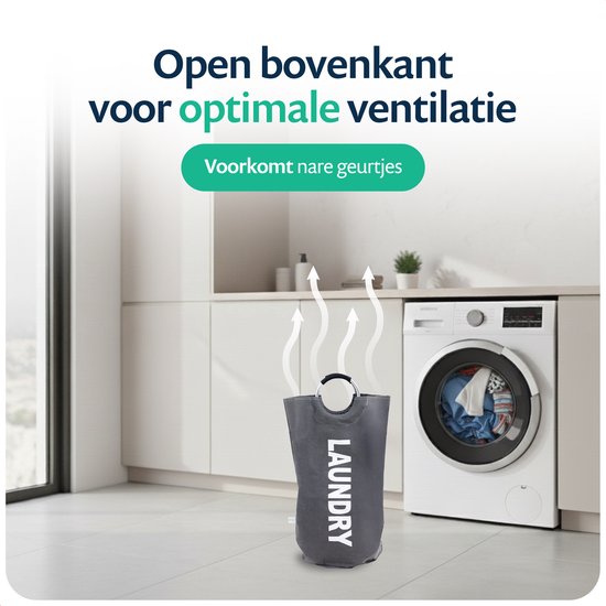 Grijze wasmand met 'LAUNDRY' tekst in een lichte, moderne badkamer.