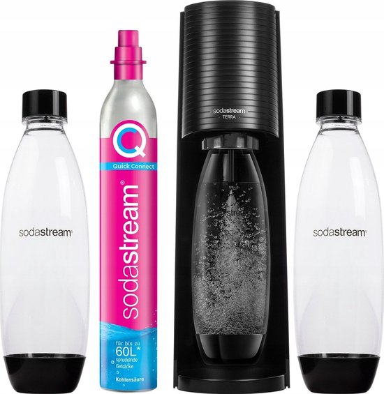 Zwarte Sodastream Terra met twee flessen, roze CO2-cilinder en bruiswater.