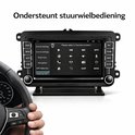 Autosysteem met touchscreen en een hand die een stuurwiel vasthoudt. Tekst: 'Ondersteunt stuurwielbediening'.