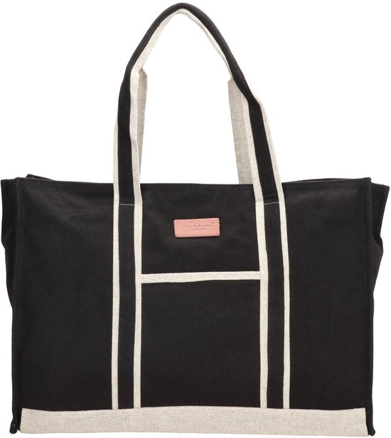 Zwarte strandtas met beige accenten en handvatten. Een leren label is aan de voorkant bevestigd.