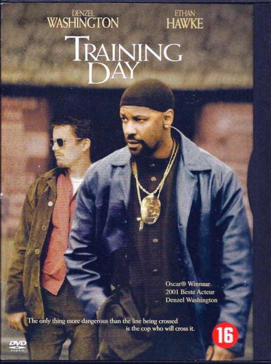 Denzel Washington draagt een blauw jack met daaronder een zwarte polo en een gouden ketting. Ethan Hawke met zonnebril staat op de achtergrond.