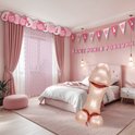 Chambre décorée de guirlandes roses, de ballons et de confettis en forme de pénis. Un ballon rose en forme de pénis est sur le lit.