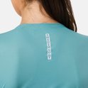Detail van turquoise sportshirt met logo "SWEDEMOUNT" verticaal op de rug.