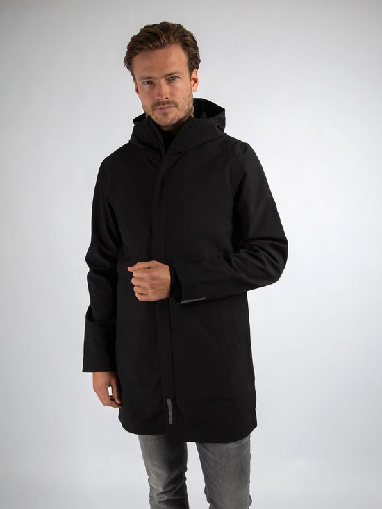 Man met zwarte jas met capuchon, grijze jeans.