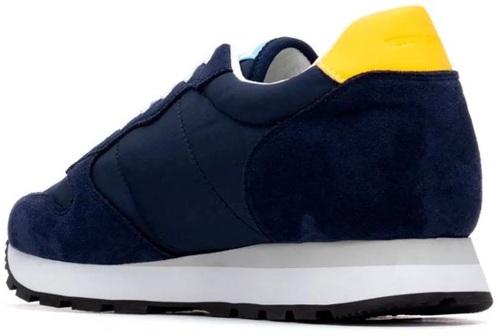 Achterkant van de blauwe Teddy Smith sneaker met gele hielkap en witte zool.