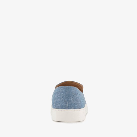 Achterkant van een blauwe denim instapper met witte zool.