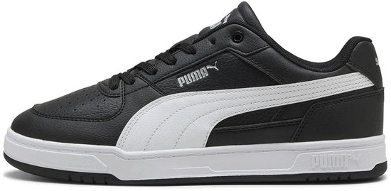 Zwarte Puma sneaker met witte Puma-streep, witte zool en veters.