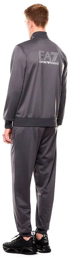 Man, van achteren gezien, draagt een donkergrijs EA7 Emporio Armani trainingspak met EA7 logo op de rug.