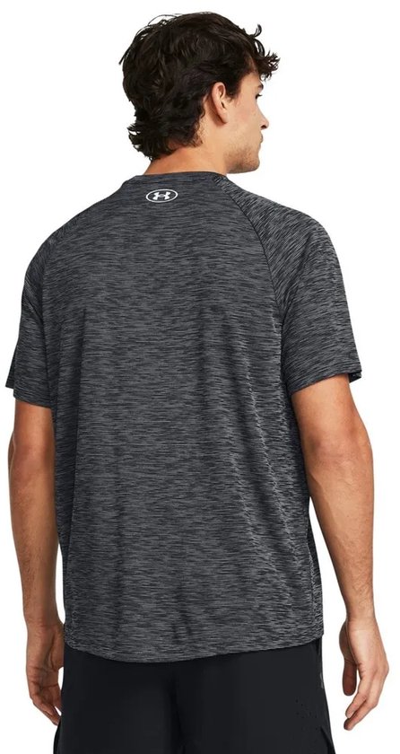 Donkergrijs sportshirt met subtiele horizontale lijnen en wit Under Armour logo op de rug.
