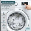 Wasmachine met witte en grijze sokken erin. Deurtje open met wasinstructies. 60°C.