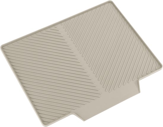 Beige afdruipmat met ribbels die naar een hoek aflopen.