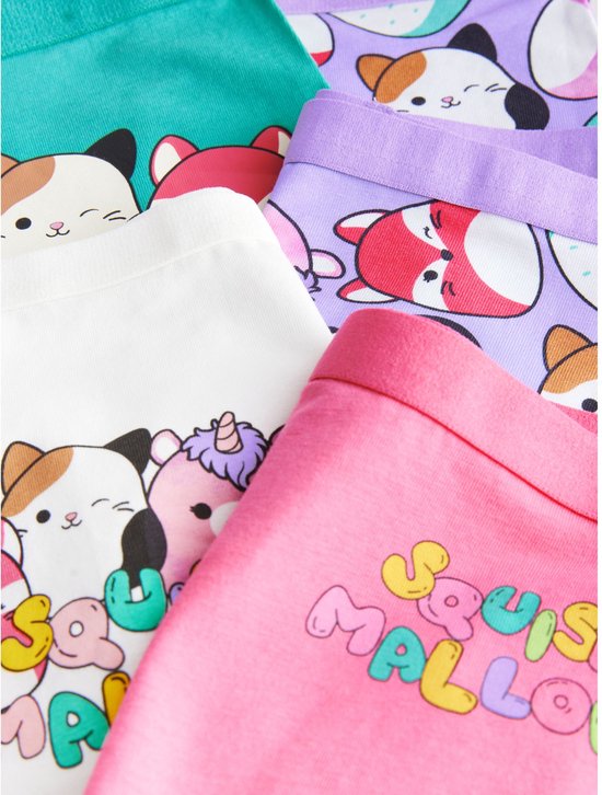 Close-up van gestapelde Squishmallows onderbroeken met diverse prints.