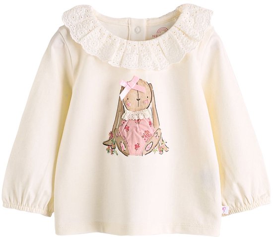 Roomwitte longsleeve met geborduurde konijn in roze jurk, met strik en rucheskraag.