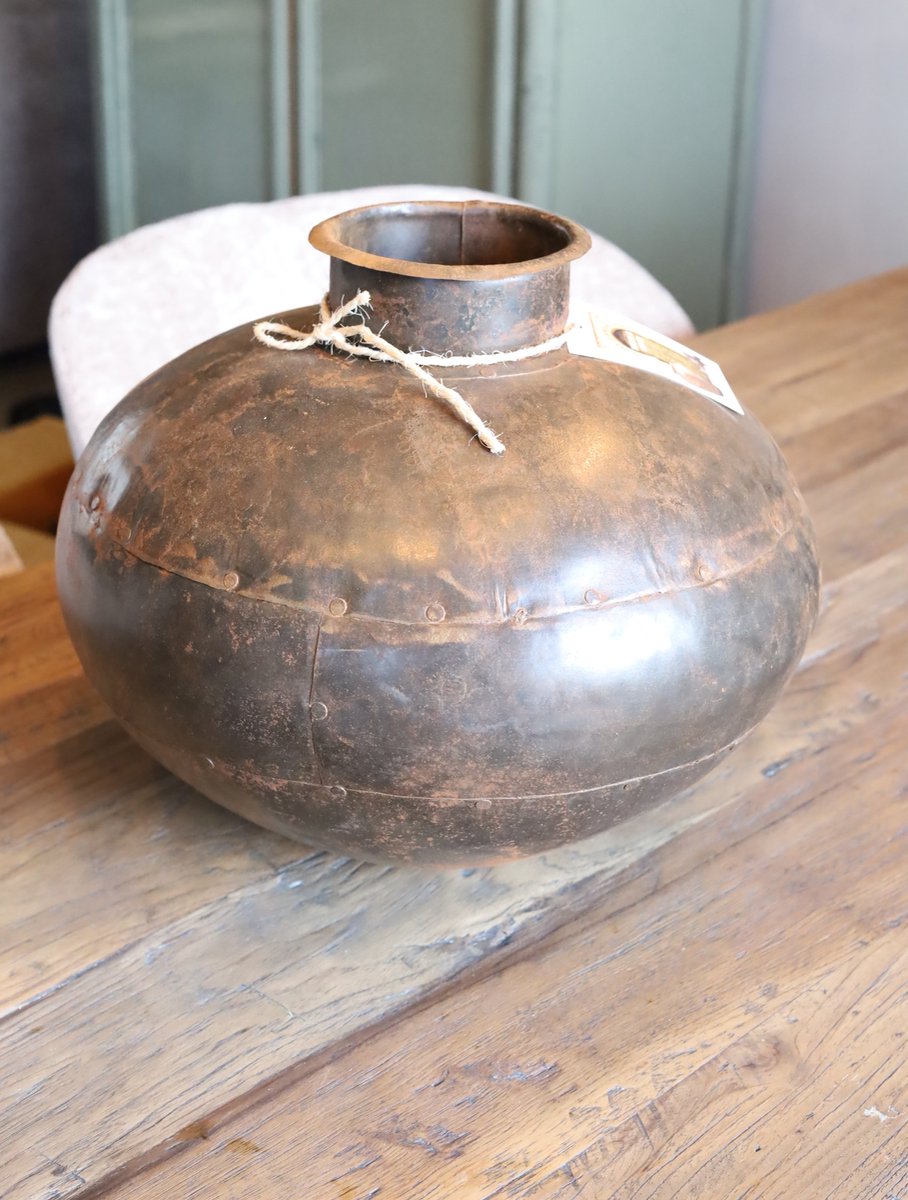 Geroeste vaas kruik groot metalen ijzeren kruik vaas pot decoratie roestbruin warme vaas