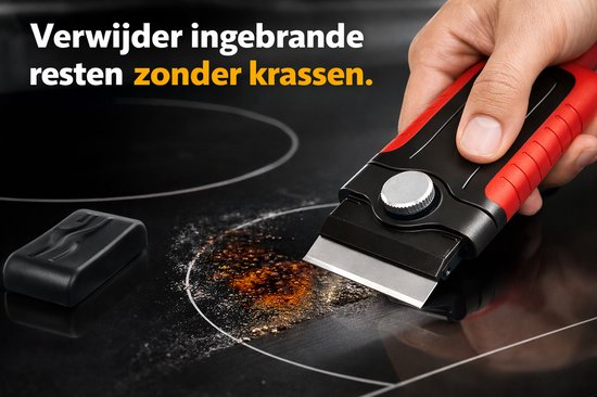 Hand verwijdert ingebrande resten van een zwarte kookplaat met een rood en zwart mes.