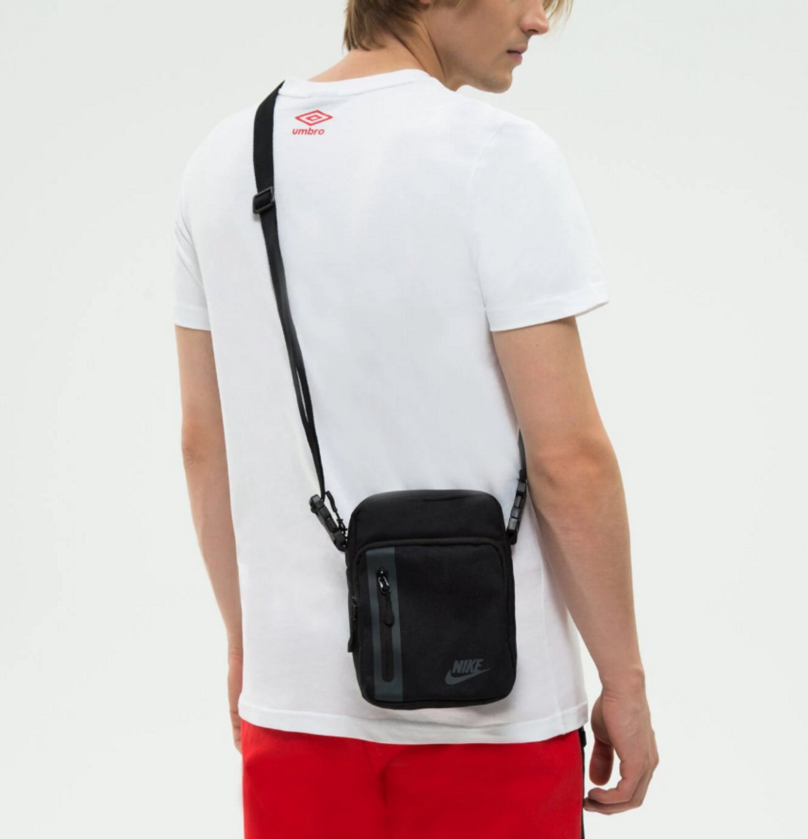 Nike elemental premium crossbody in de kleur zwart. thumbnail 2