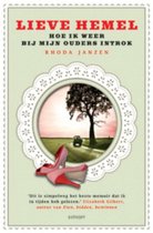 Boek "Lieve Hemel Hoe Ik Weer Bij Mijn Ouders Introok" met rode pumps op een landweg.