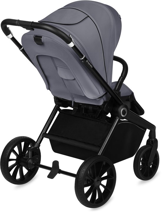 Achterkant van een grijze kinderwagen met grote kap en verstelbare duwstang.