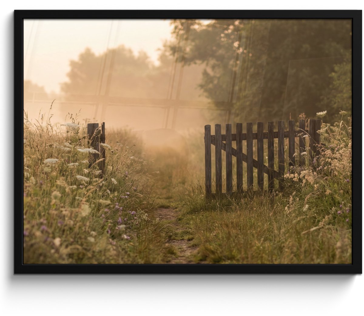 FrameYourWall Poster in lijst - Fotolijst 70x50 cm - Posters - Hek - Natuur - Mist - Veld - Posterlijst zwart - Decoratie - Wanddecoratie woonkamer - Muurdecoratie slaapkamer
