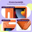 Oranje HappyCase tablethoes: kindvriendelijk, zacht siliconen materiaal, stevig handvat en goede valbescherming.