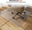 Bureaustoel op een houten vloer met een transparante vloerbeschermer om dagelijkse slijtage te voorkomen.