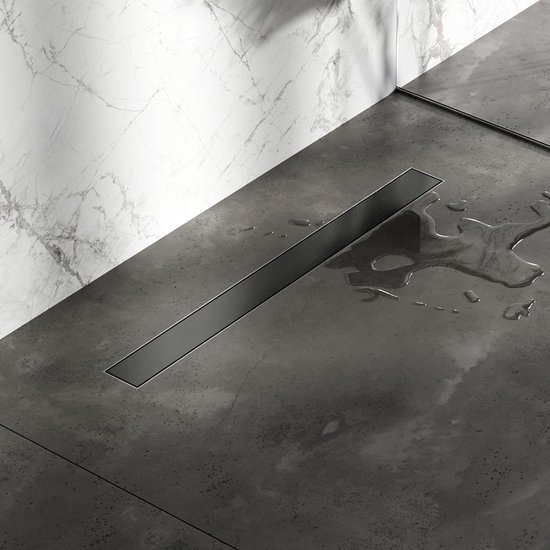 Donkergrijze douchegoot van 70 cm, geborsteld gunmetal, in een moderne douche met marmeren wandtegels en betonnen vloer.