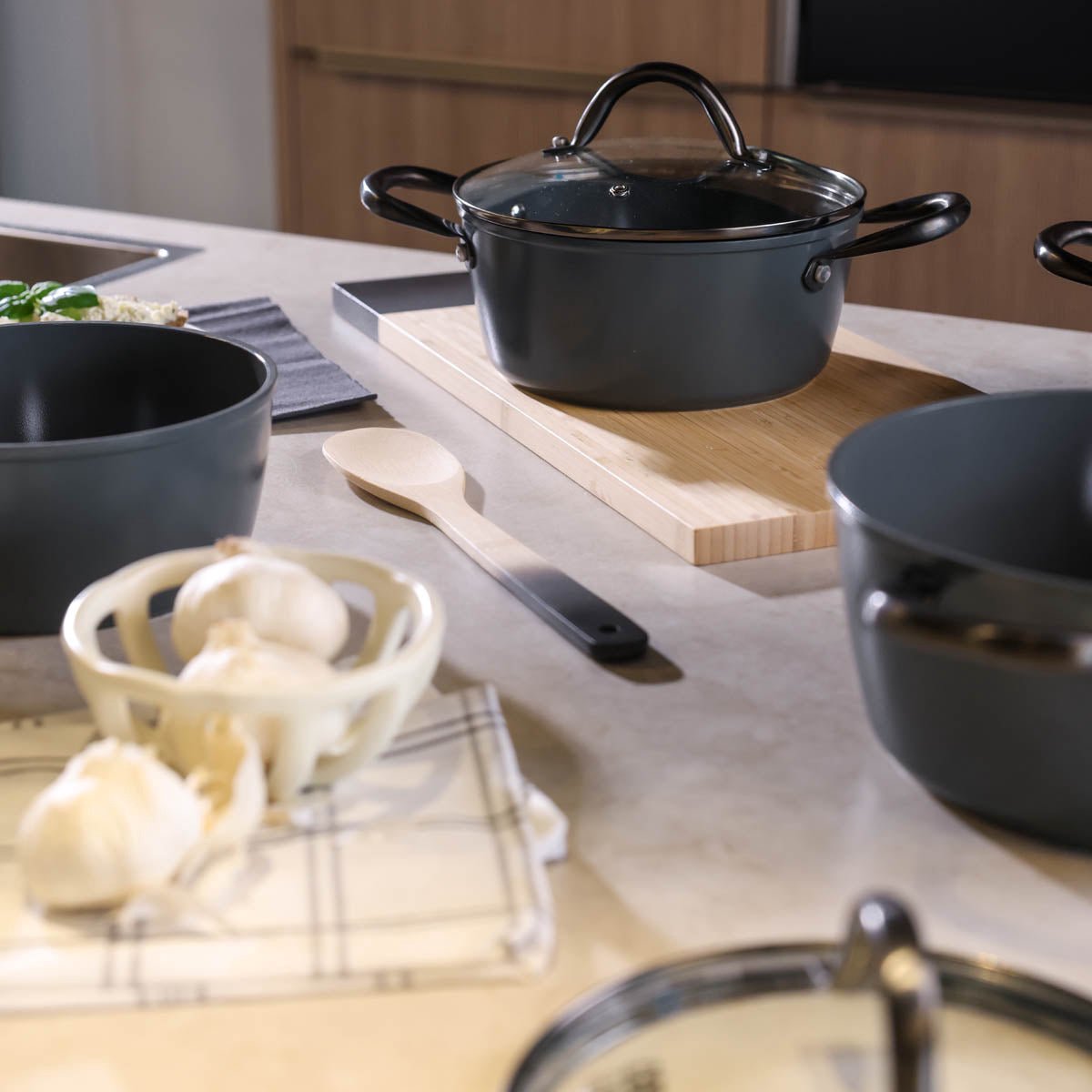 Cook & Pan 9-Delige Pannenset Slate - PFAS vrij - Alle Warmtebronnen - Pannen Set met 7 jaar Garantie - Krasbestendige Anti Aanbaklaag - Vaatwasserbestendig - Gas, Inductie, Elektrisch, Oven - Koekenpan, Wokpan, Steelpan, Hapjespan, Kookpot - Blauw – foto 5