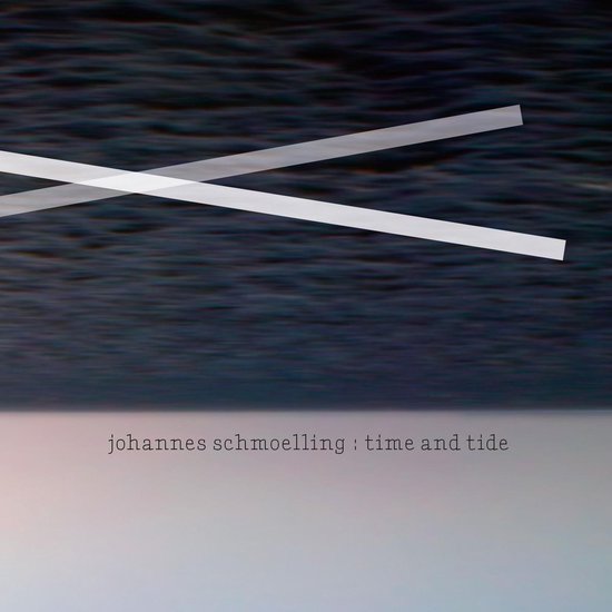 Albumcover met donkerblauwe golven en de tekst "johannes schmoelling : time and tide".