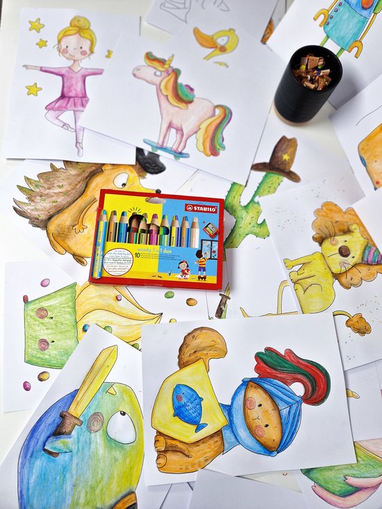 Een open etui met 10 Stabilo woody 3-in-1 duo potloden, omringd door kindertekeningen.