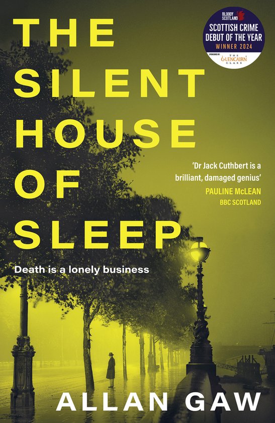 Boekcover van 'The Silent House of Sleep' met gele tekst, een silhouet van een persoon onder een boom en een straatlantaarn op een regenachtige avond.